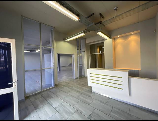 1,318M² WAREHOUSE TO LET IN HALFWAY HOUSE